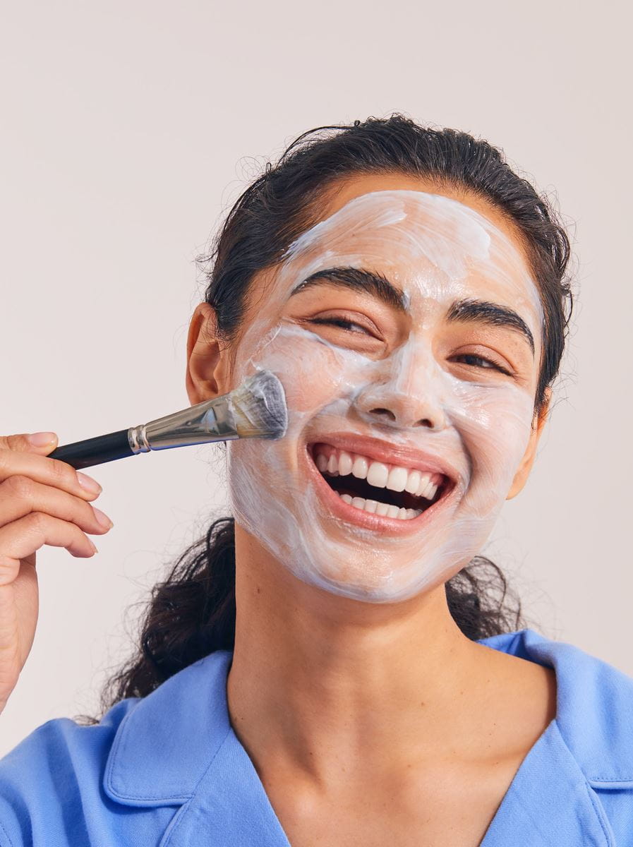 fille avec un masque fait maison