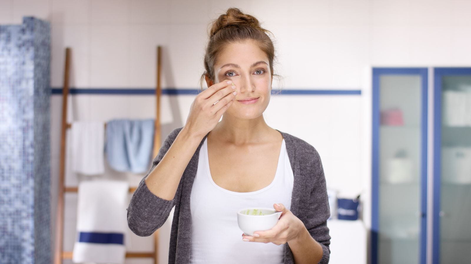 femeie care aplică mască de față