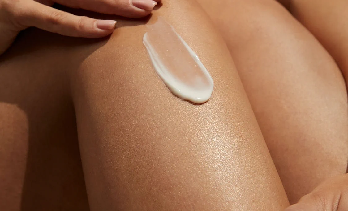 Mädchen, das Nivea Deo-Stick anwendet