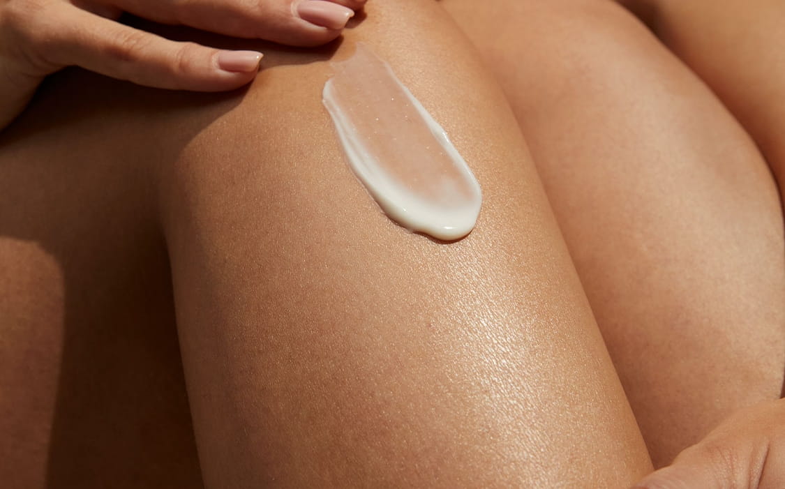 Frau mit dunklen Haaren