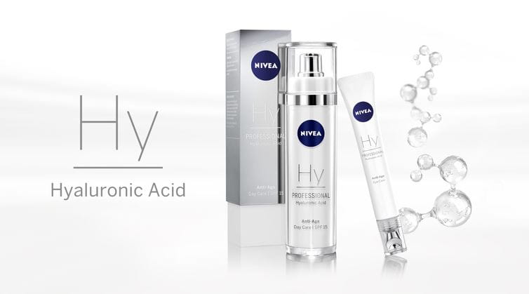 γυναίκα που χρησιμοποιεί υαλουρονικό οξύ