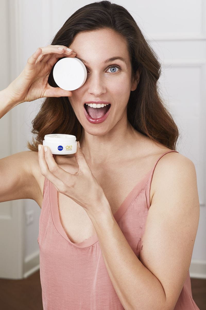 Frau mit Nivea-Creme
