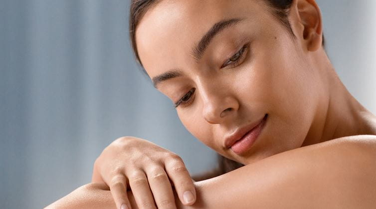 Frau, die ihre Haut überprüft