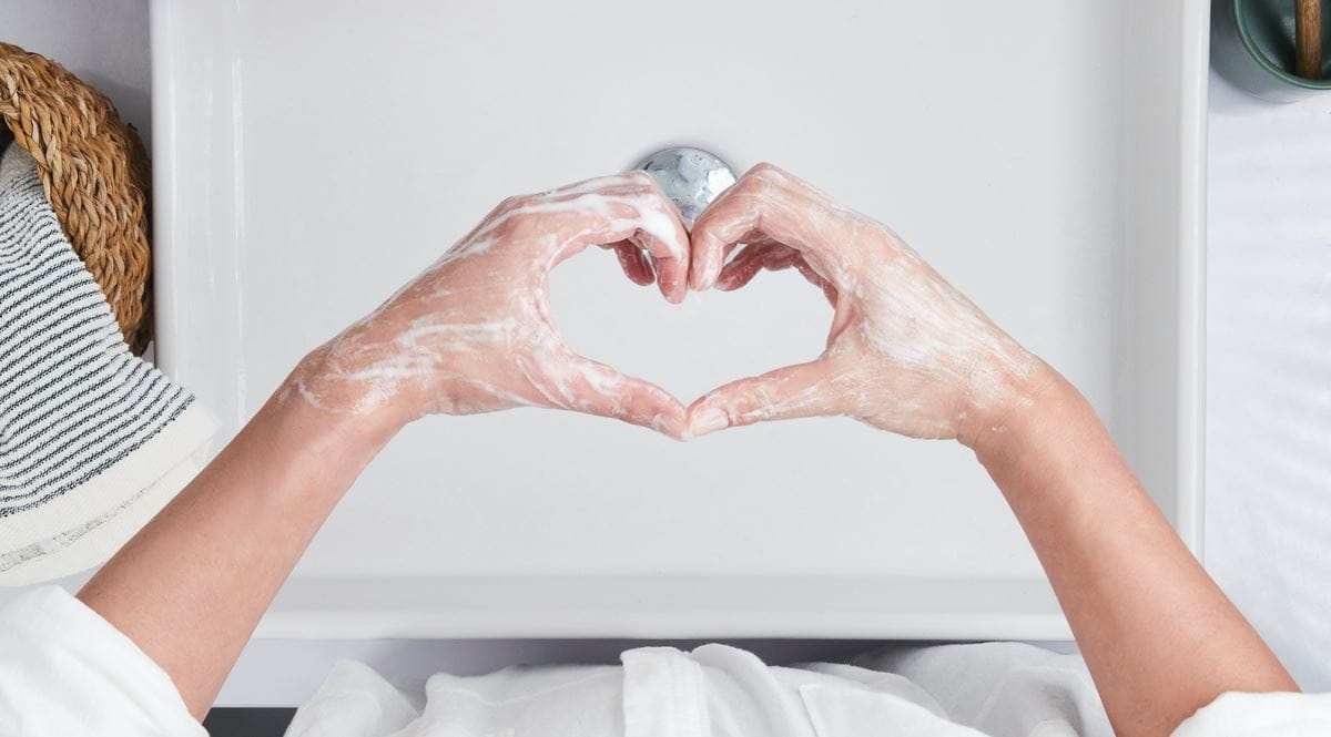 Hände über einem Waschbecken