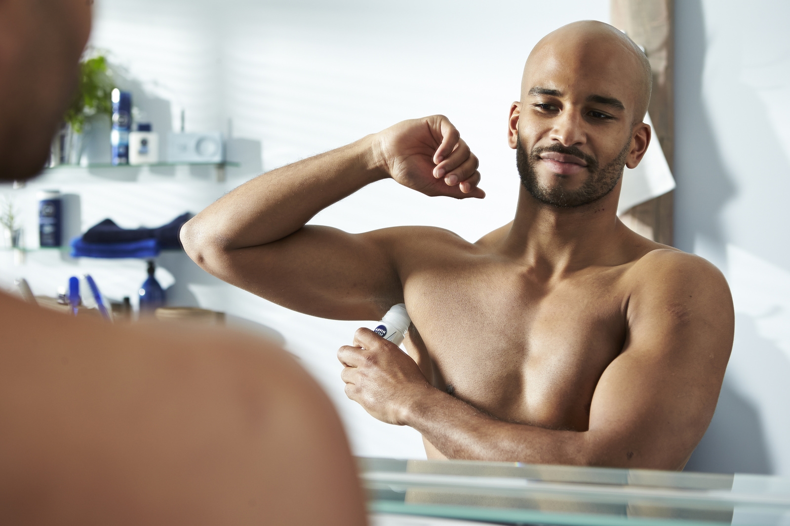  homme appliquant un anti-transpirant