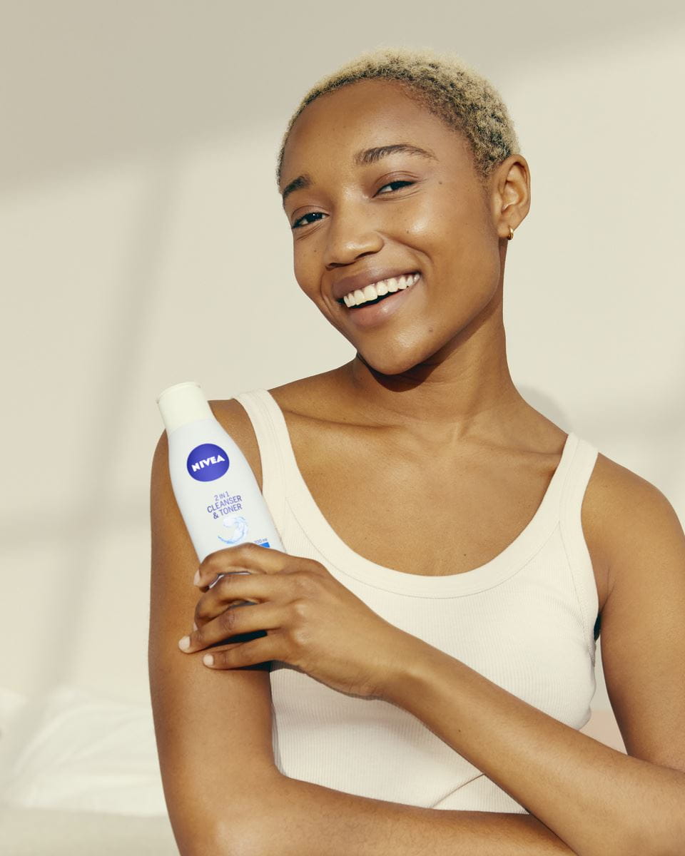 Mädchen, das eine Flasche Nivea-Toner hält