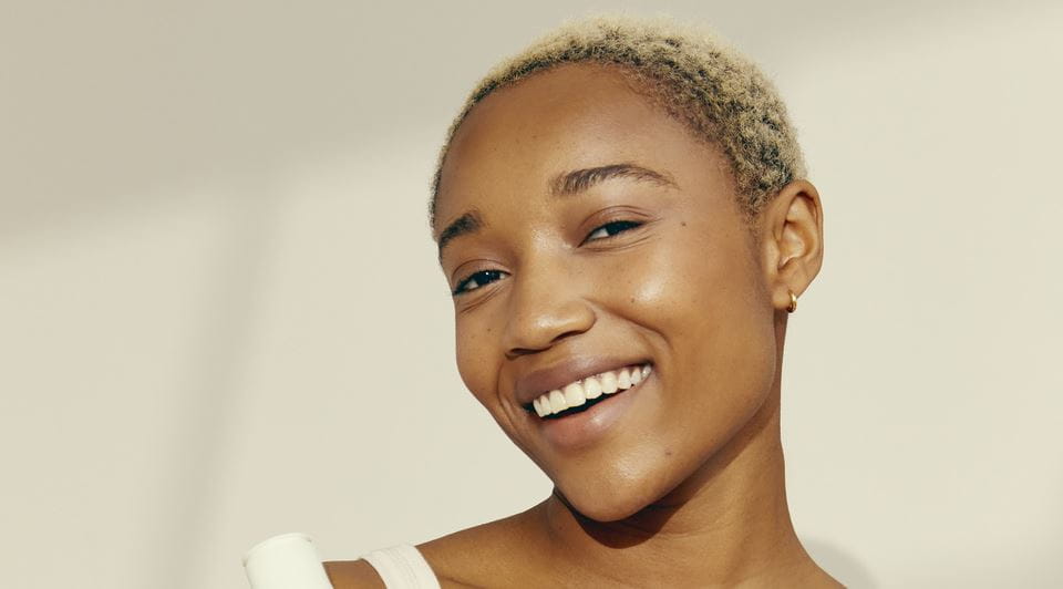 Fille qui tient un toner NIVEA