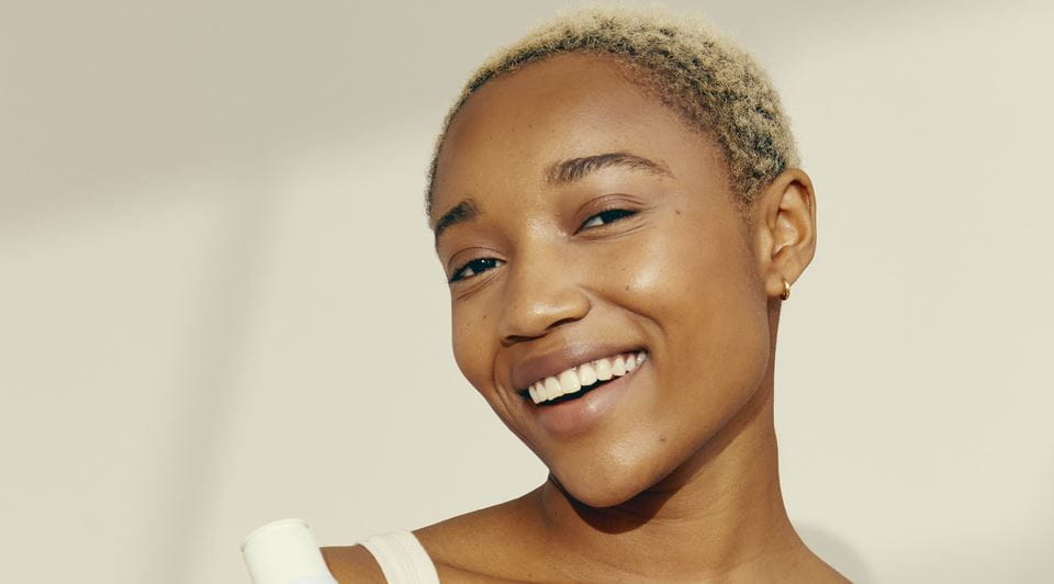 meisje met een fles Nivea toner