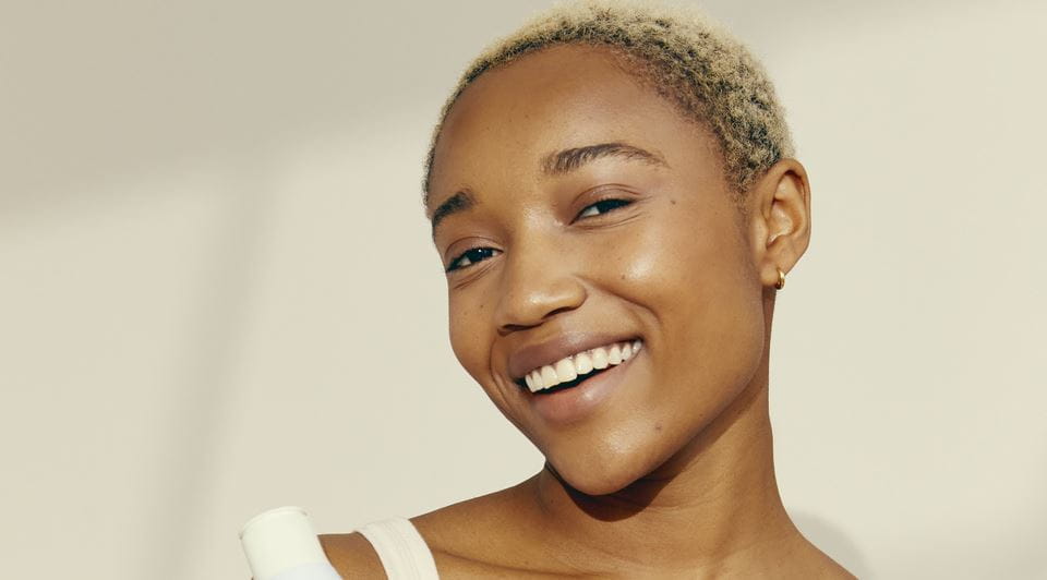 dziewczyna trzymająca butelkę tonera Nivea