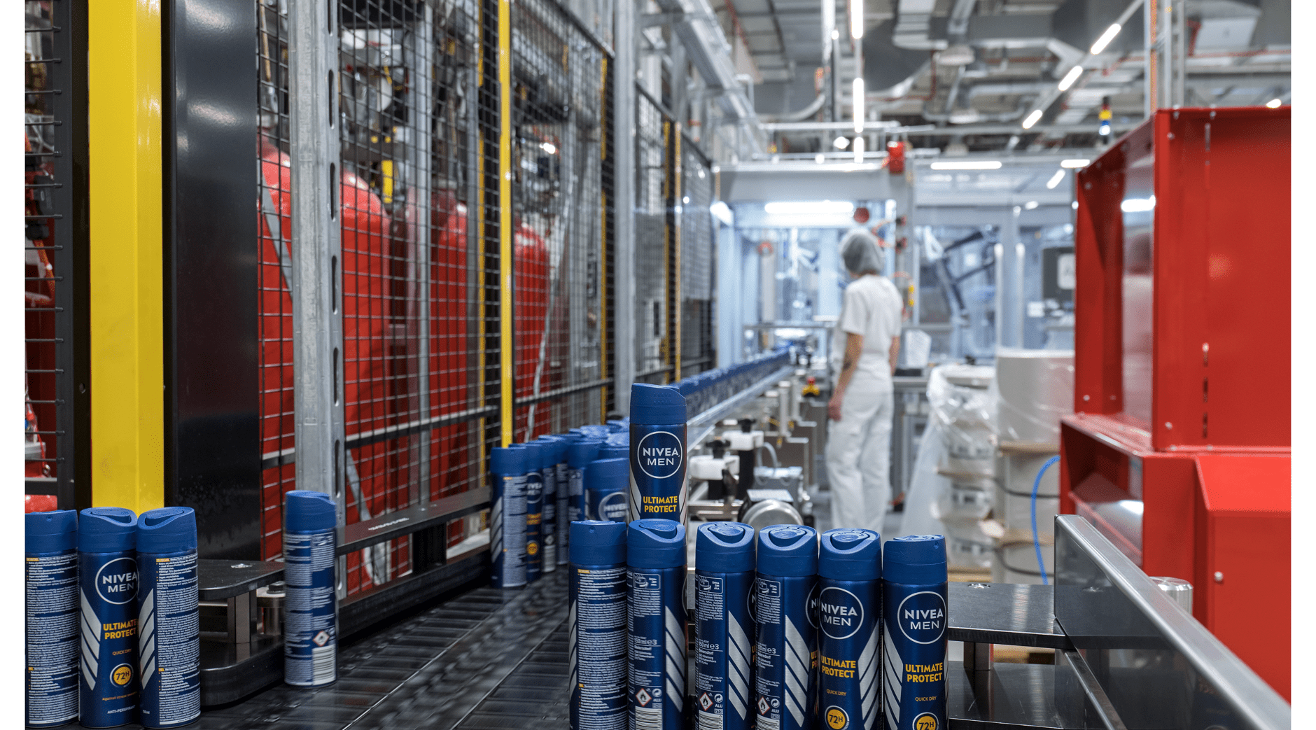 Recycelte Aluminiumdosen in der Fabrik