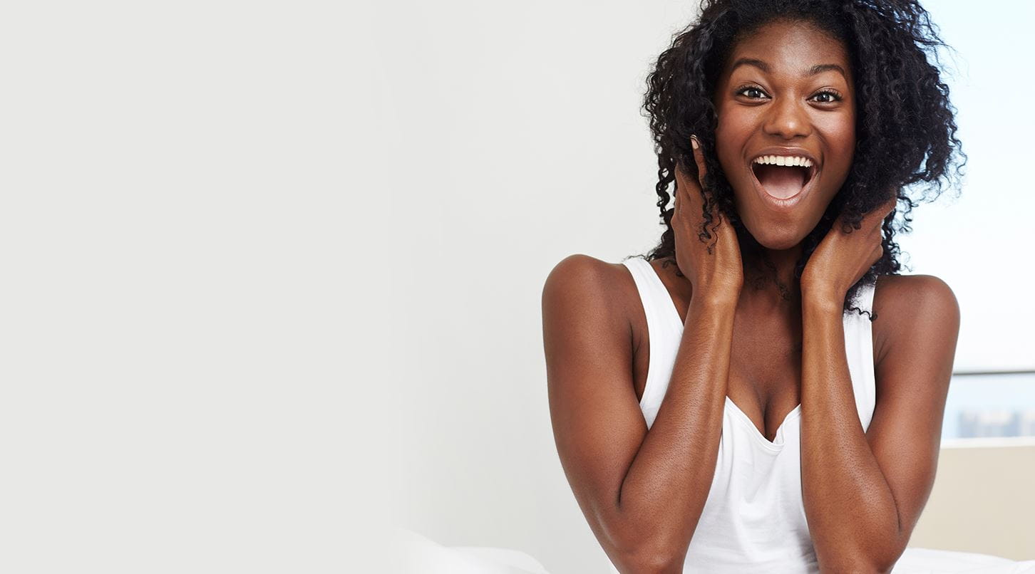 femmes-minces-et-bronzées-sur-fond-gris-header