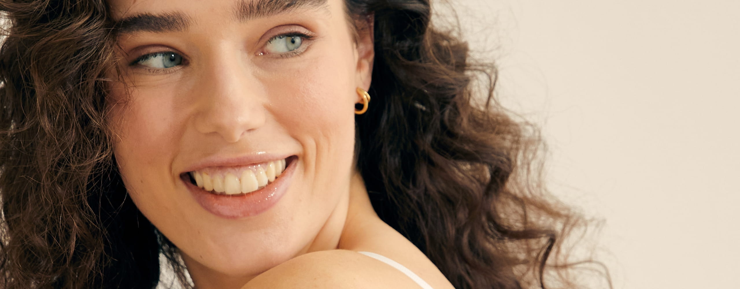 χαμογελαστή γυναίκα