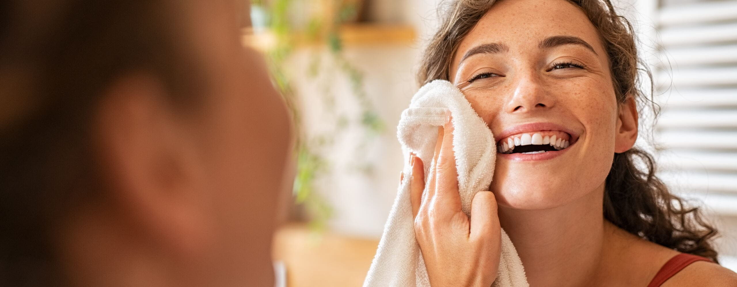 Φωτογραφία γυναίκα που καθαρίζει το πρόσωπό της