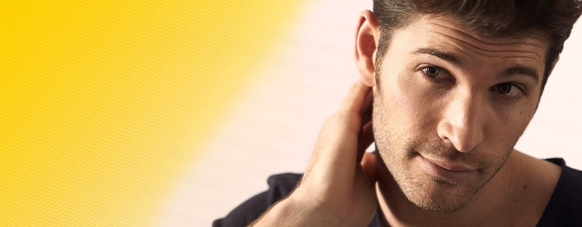 Muškarac se uređuje u ogledalu.