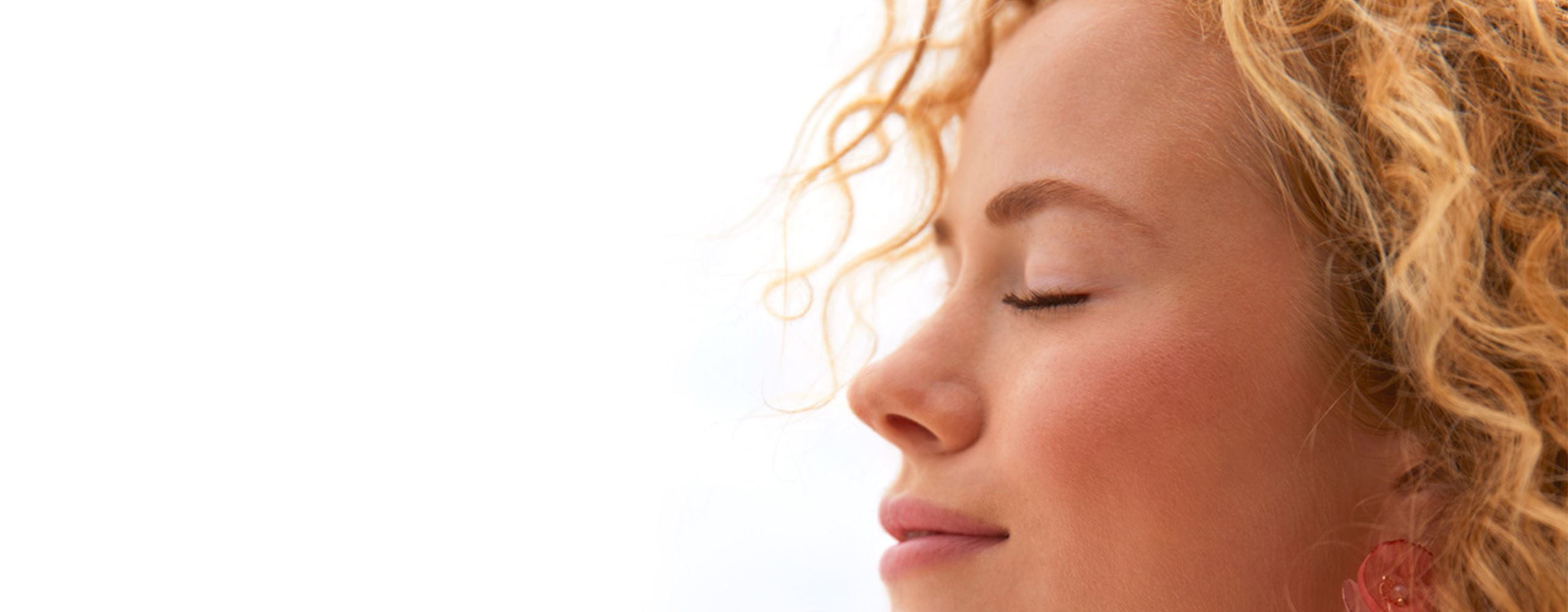 csukott szemmel és szeplős mosolygó hölgy