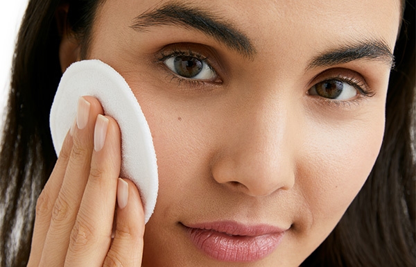 Women using puff on her face