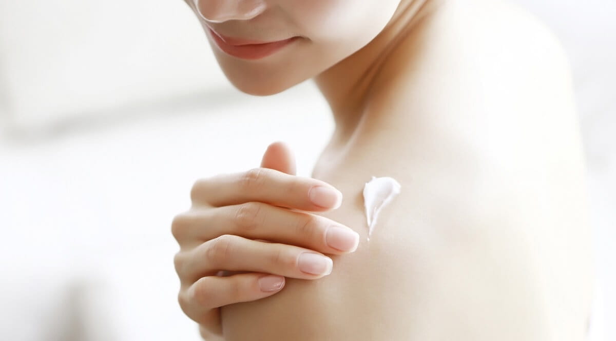 hand and cream on shoulder