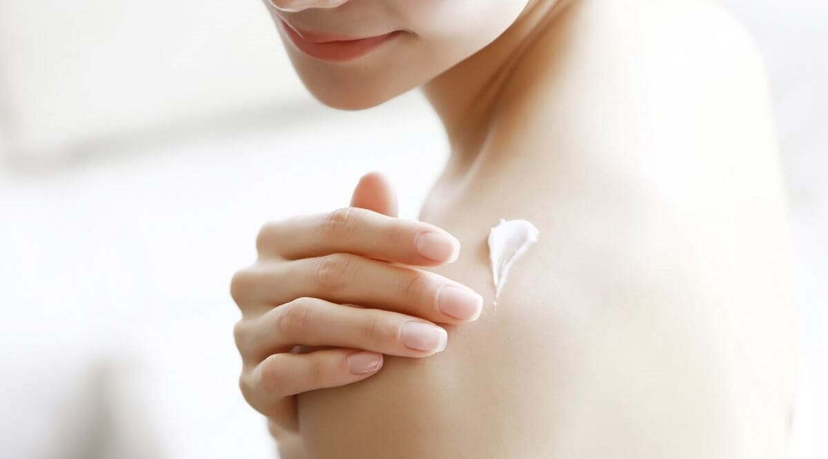 hand and cream on shoulder