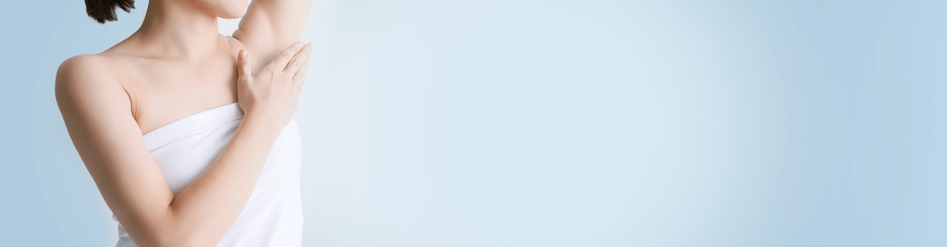 woman toucher her armpit