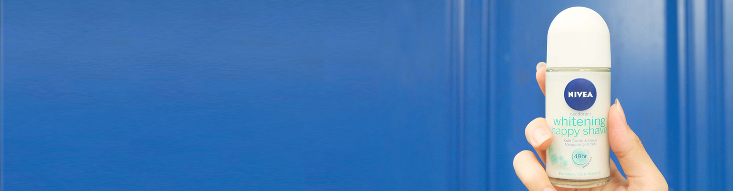 hand holding NIVEA Deodorant Whitening Happy Shave