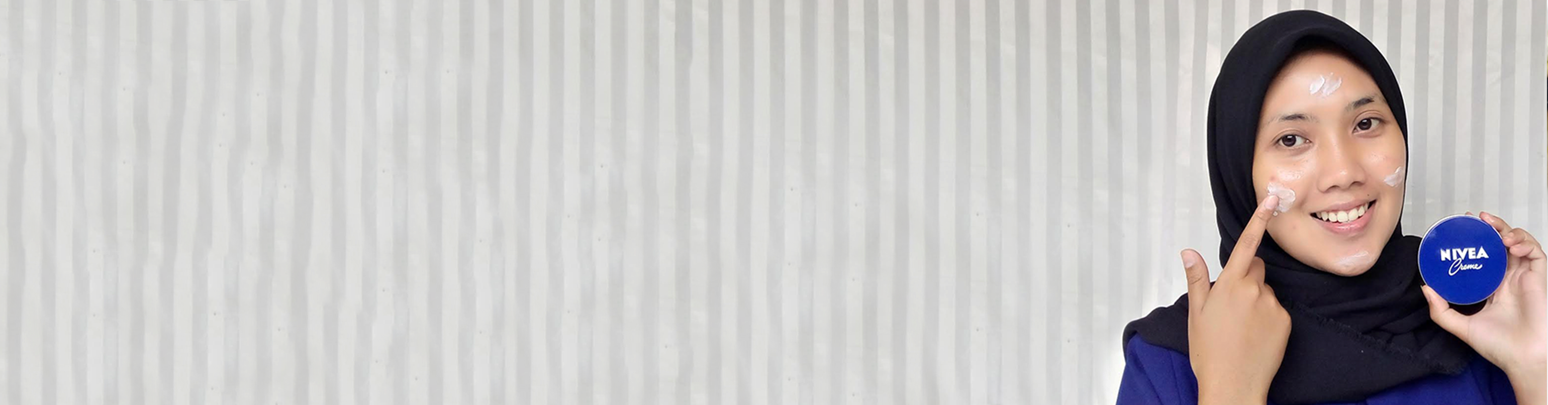 woman applying NIVEA Creme on her face