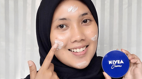 woman applying NIVEA Créme