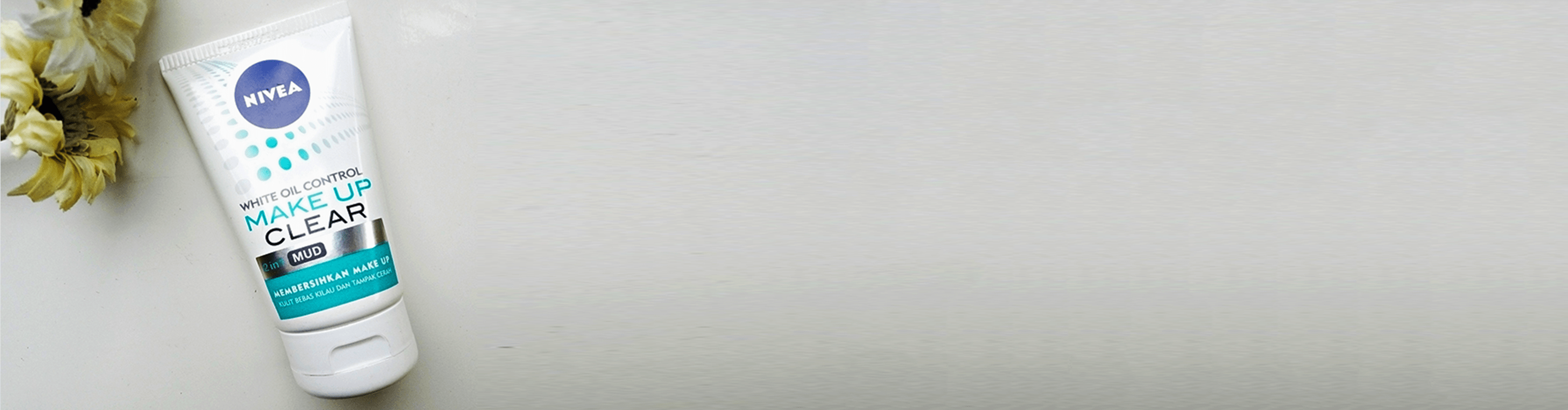 NIVEA White Oil Control Make Up Clear shot