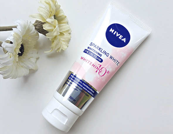 NIVEA Sparkling White Facial Foam shot