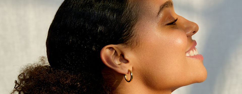 woman with curly hair side shot