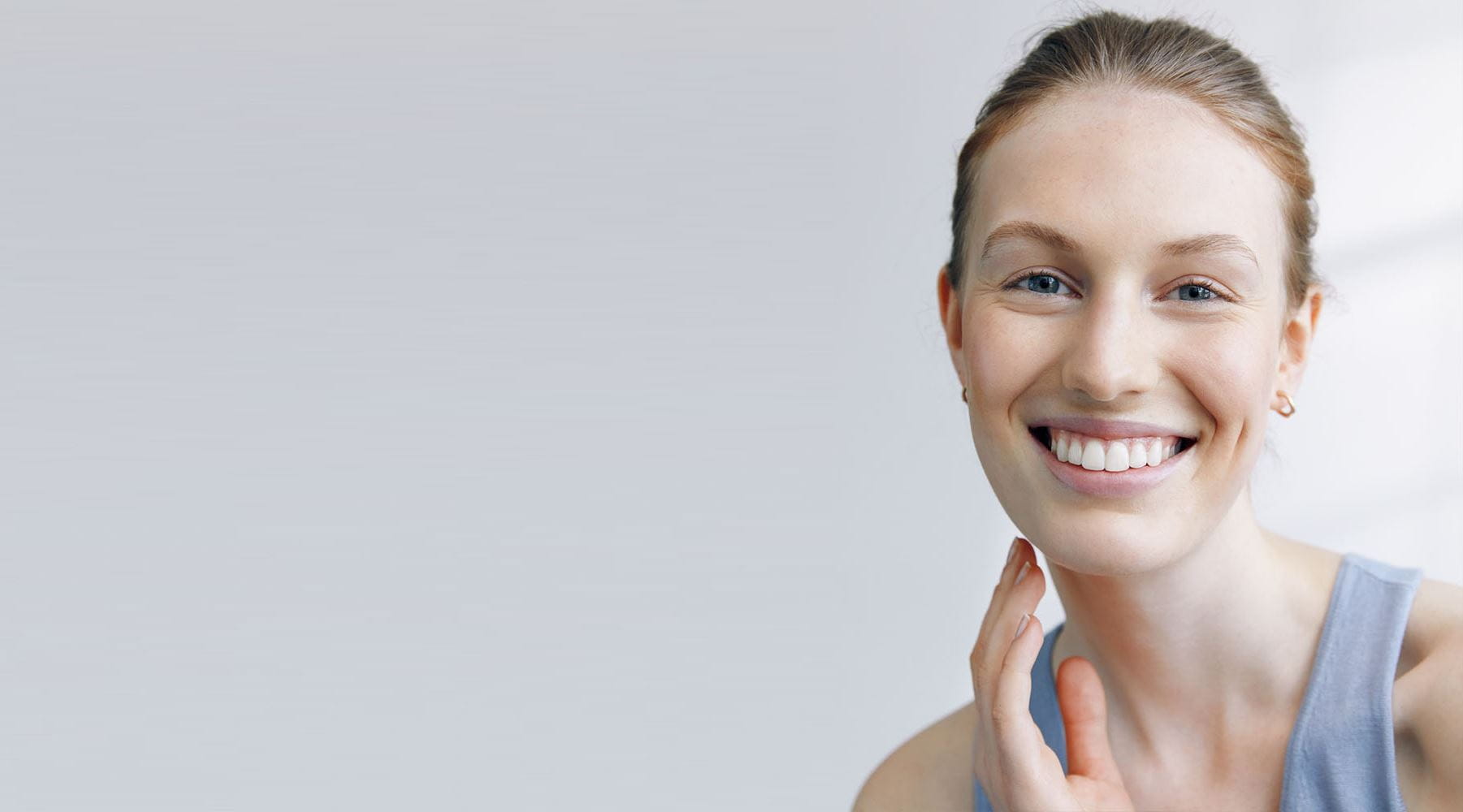 donna con una crema per il viso Nivea