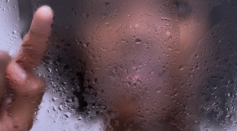 femme-dans-une-douche-vitrée-header