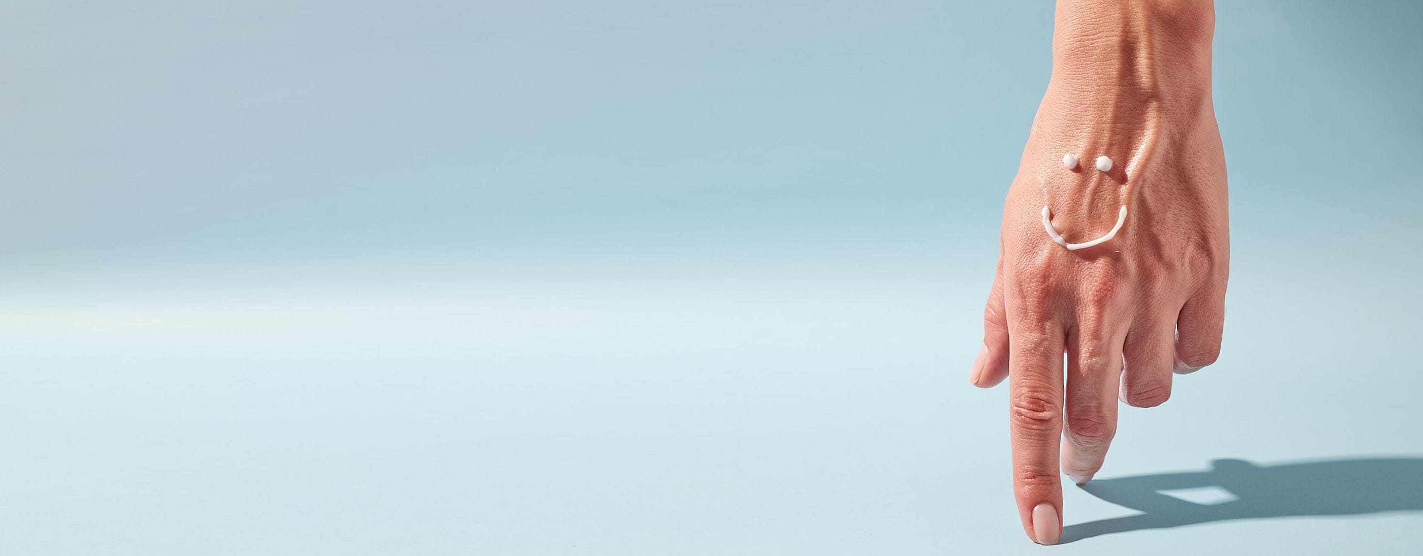 خطوة بخطوة: اعتني بجمال يديكِ في منزلكِ!