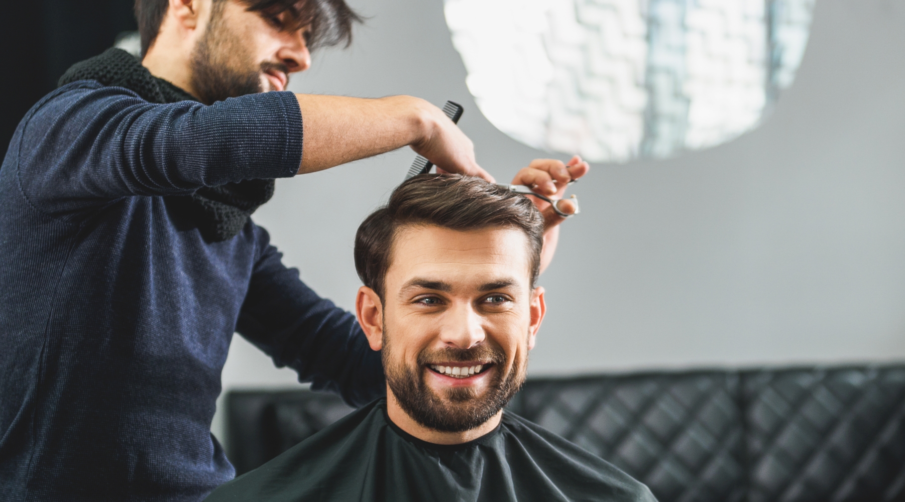 Hombre peinándose