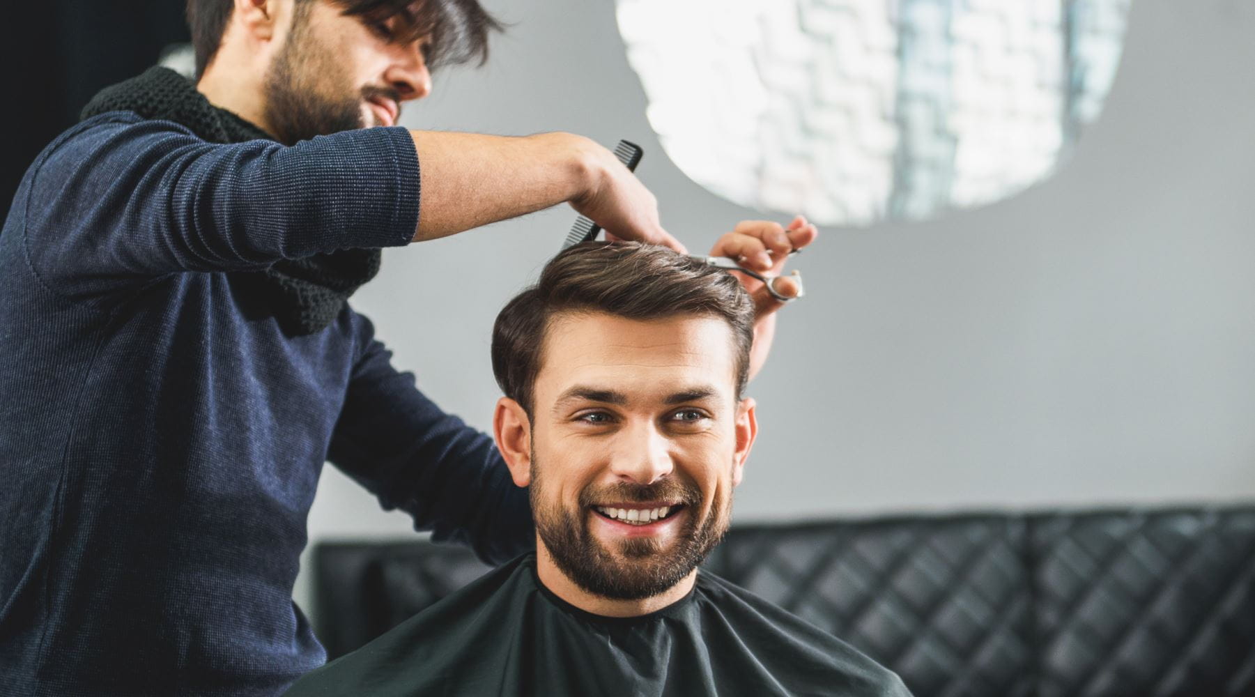 Hombre peinándose