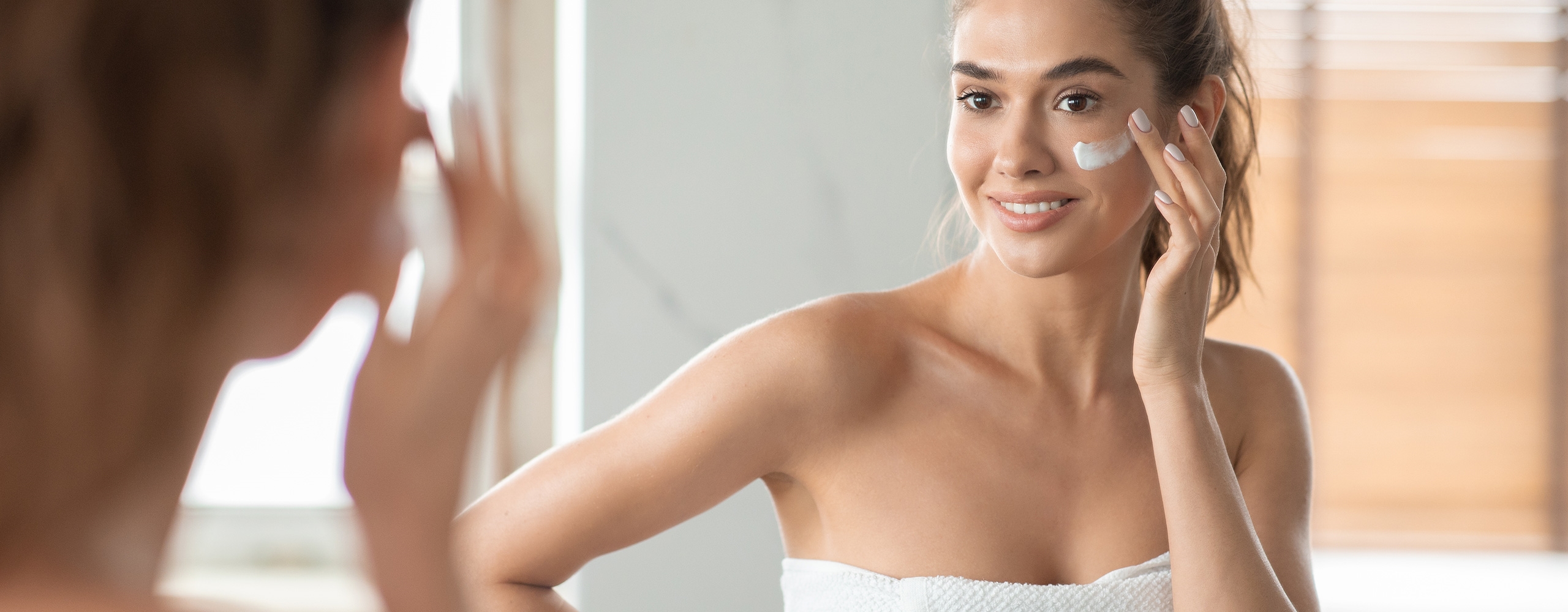 Mujer disfrutando una rutina de skincare