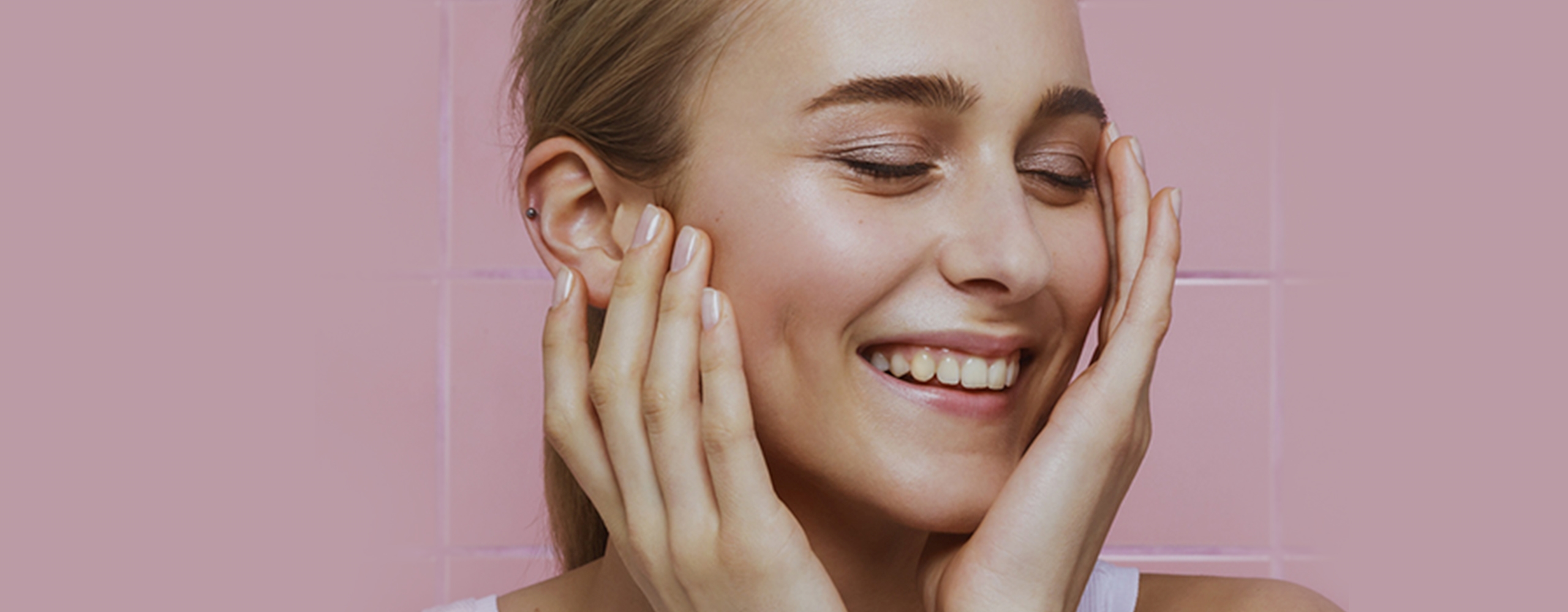 Chica aplicando vitamina c en su piel