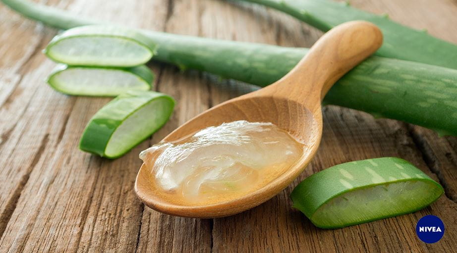 Aloe vera op een houten lepel