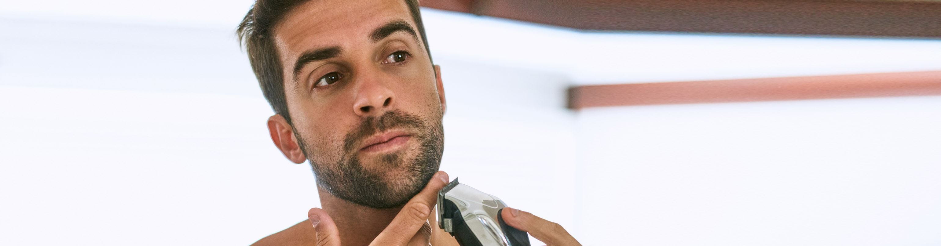 Man scheert baard aan kin