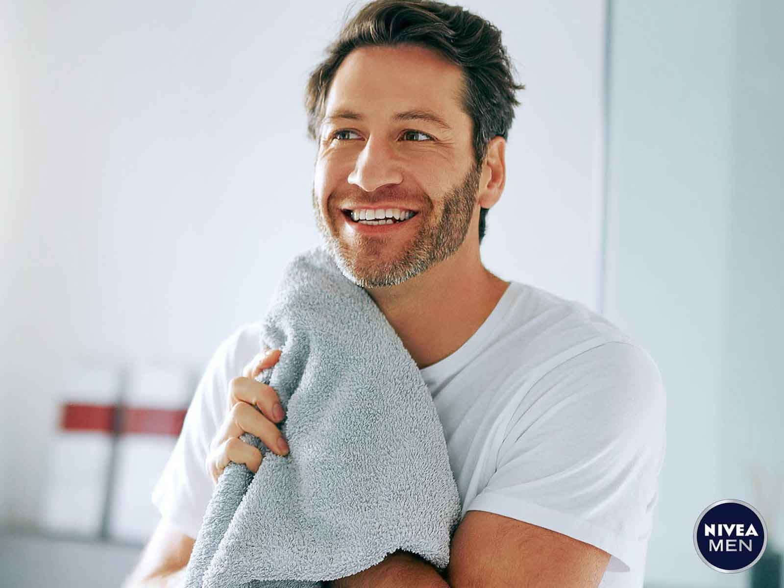 Man droogt gezicht na wassen – NIVEA