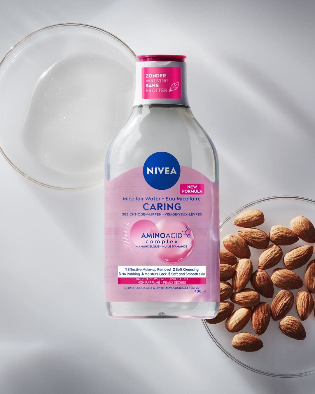 Een fles van NIVEA Micellair Water voor de Normale Huid ligt op een achtergrond met blauwe bellenstructuur.