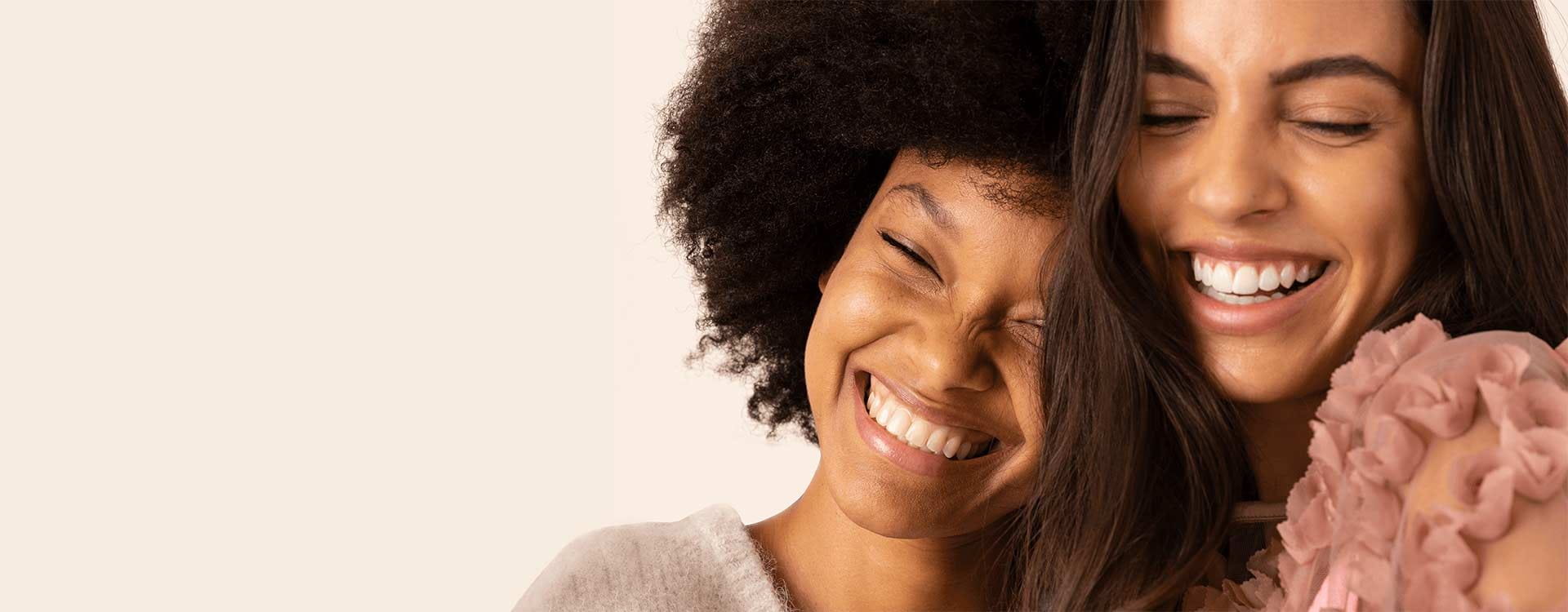 Homme noir souriant derrière une femme blanche