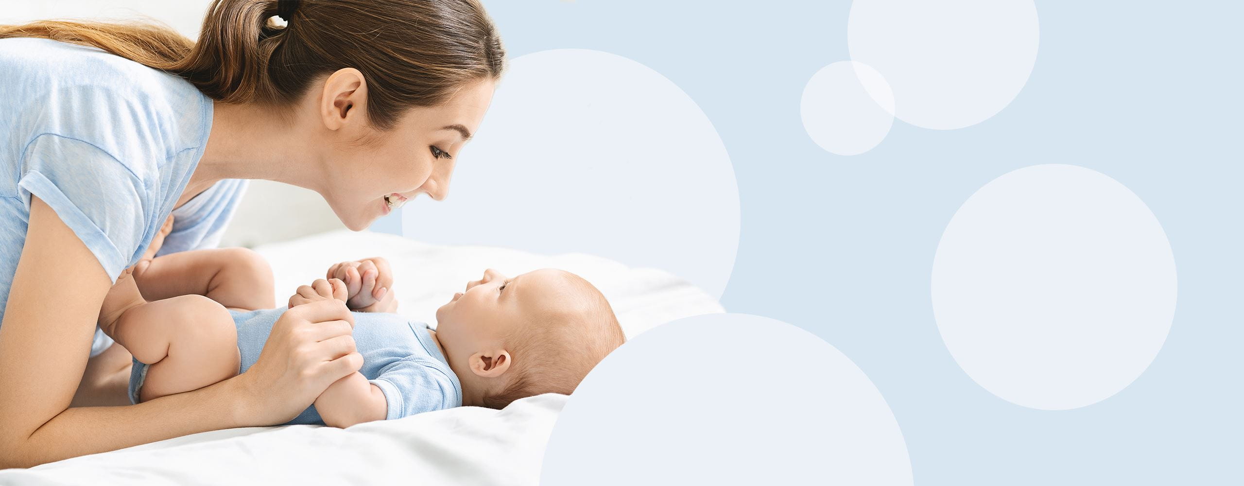 Głużenie a gaworzenie. Kiedy dziecko zaczyna mówić?