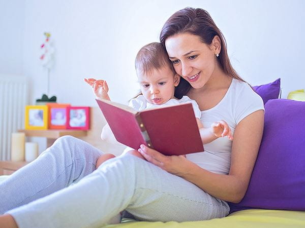 mama-bawiąca-się-z-dzieckiem
