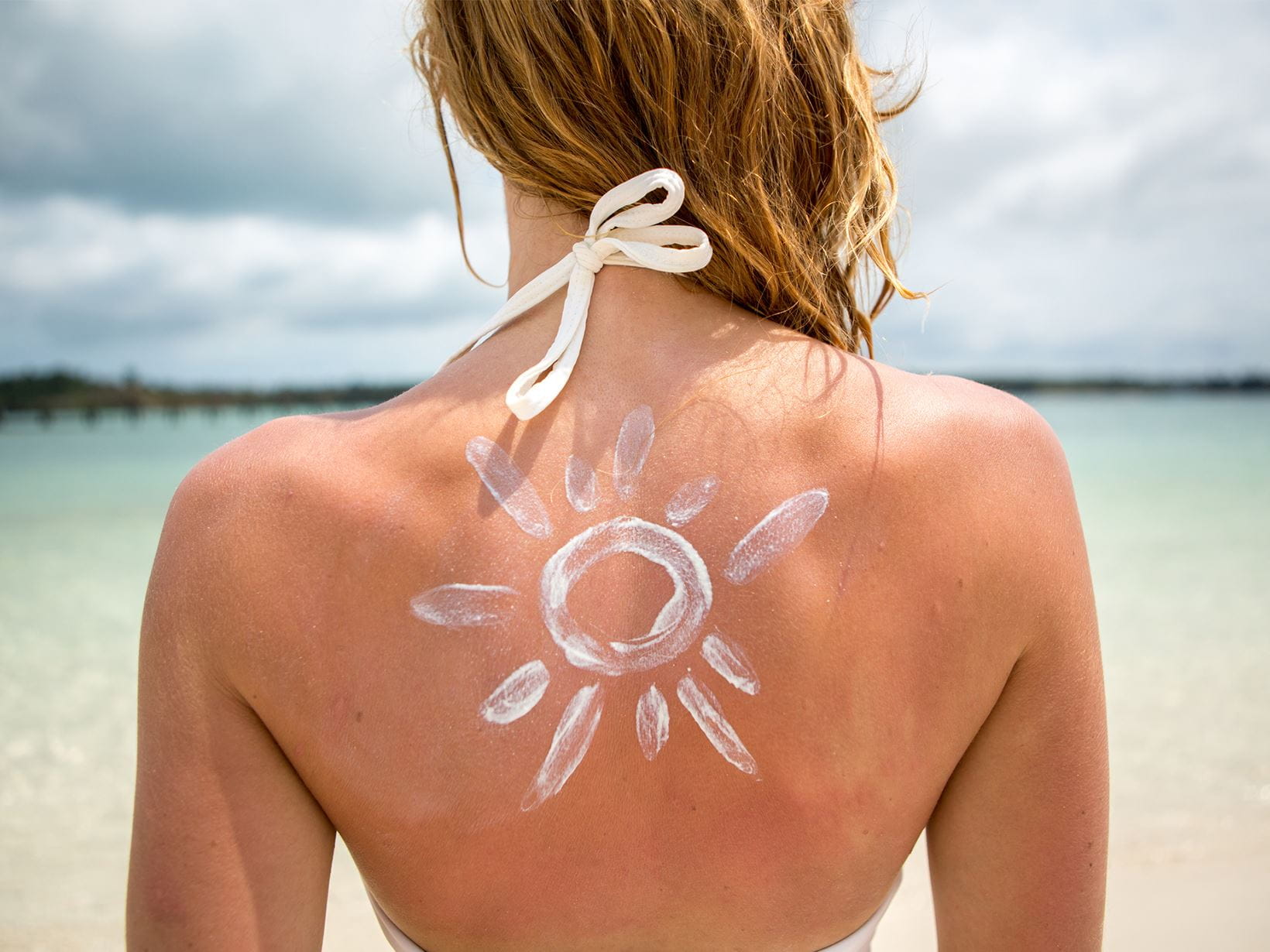młoda-rudowłosa-kobieta-uśmiechająca-się-na-plaży