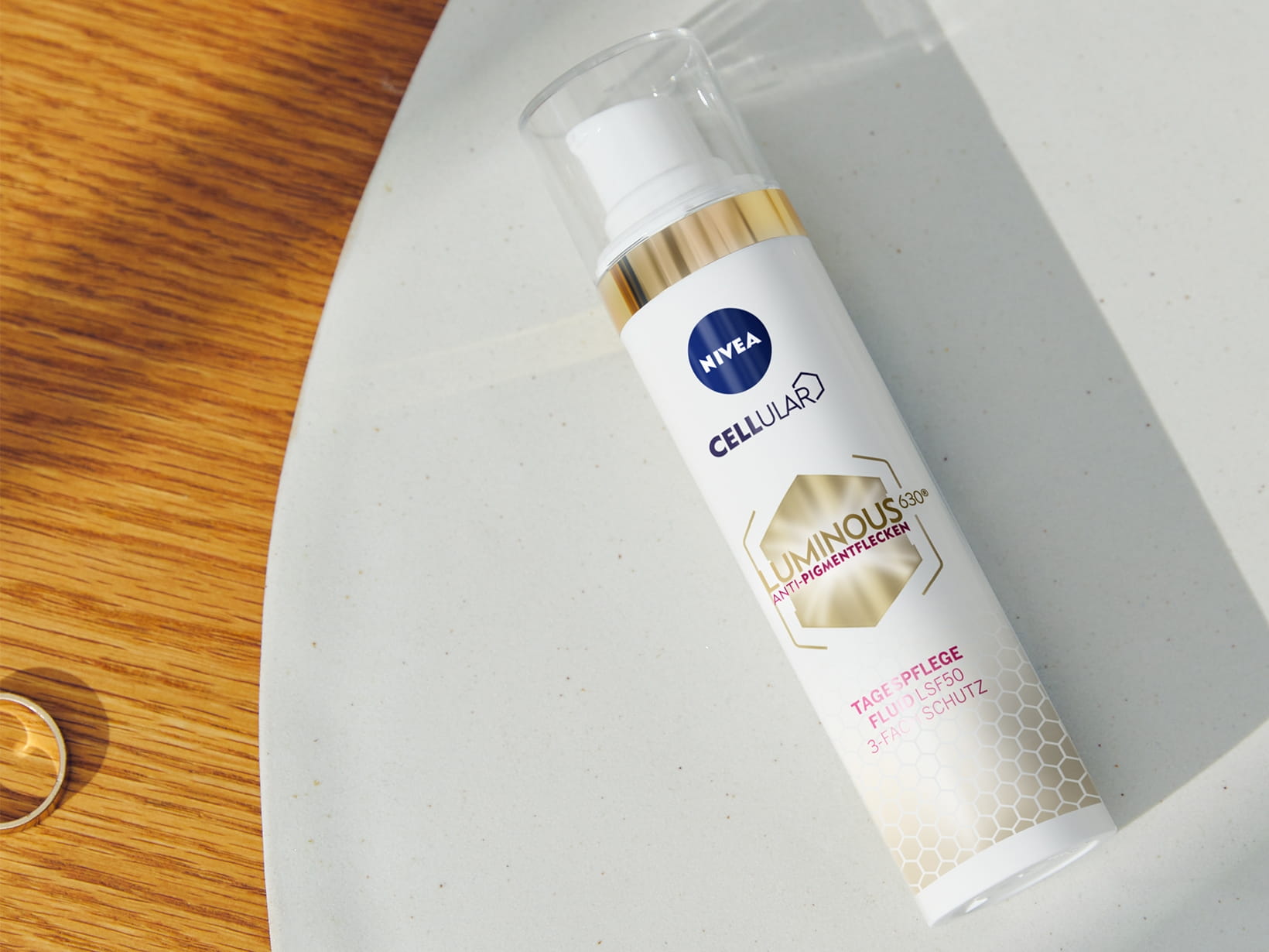 Posiadaczki jasnej karnacji zaopatrzyć muszą się natomiast w krem o faktorze SPF 50