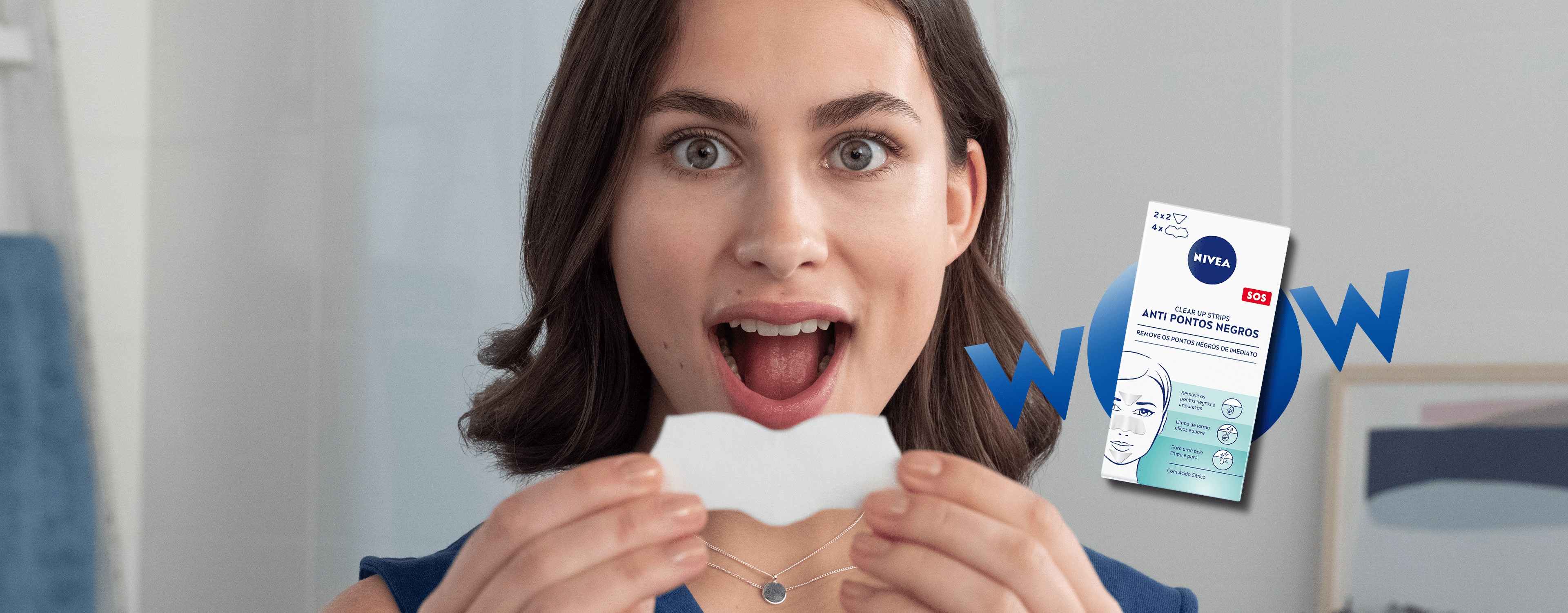 modelo a olhar para as clear up strips NIVEA