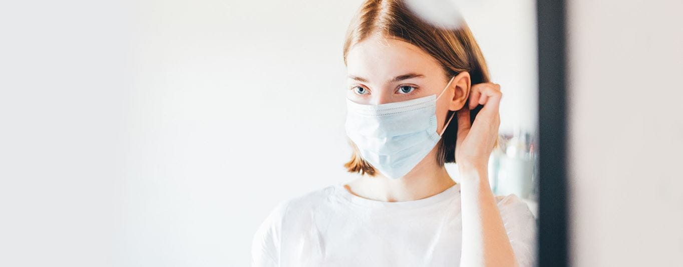 mulher com máscara prevenção covid 19