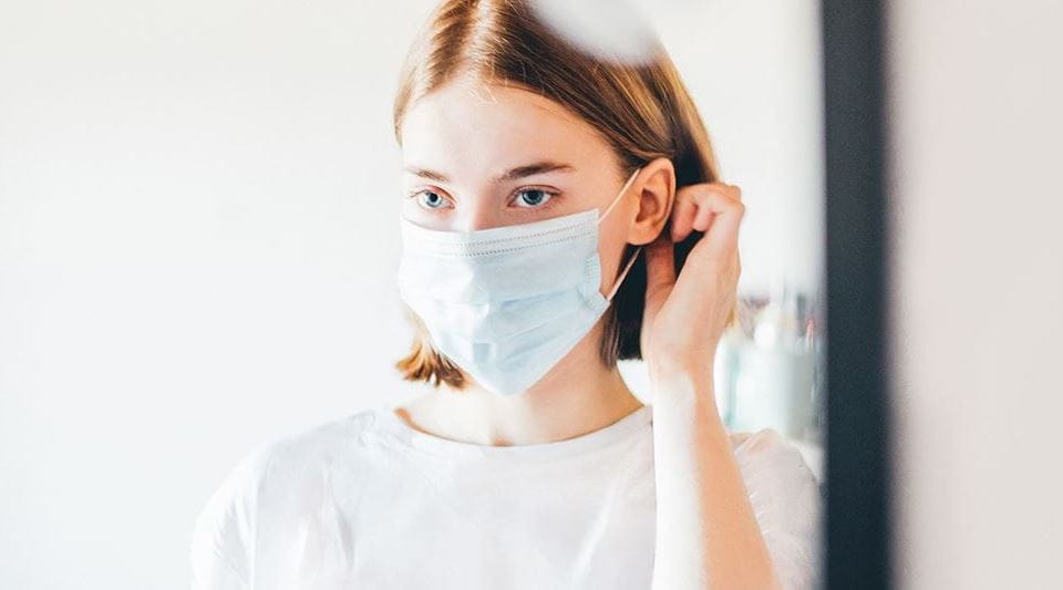 mulher com máscara prevenção covid 19