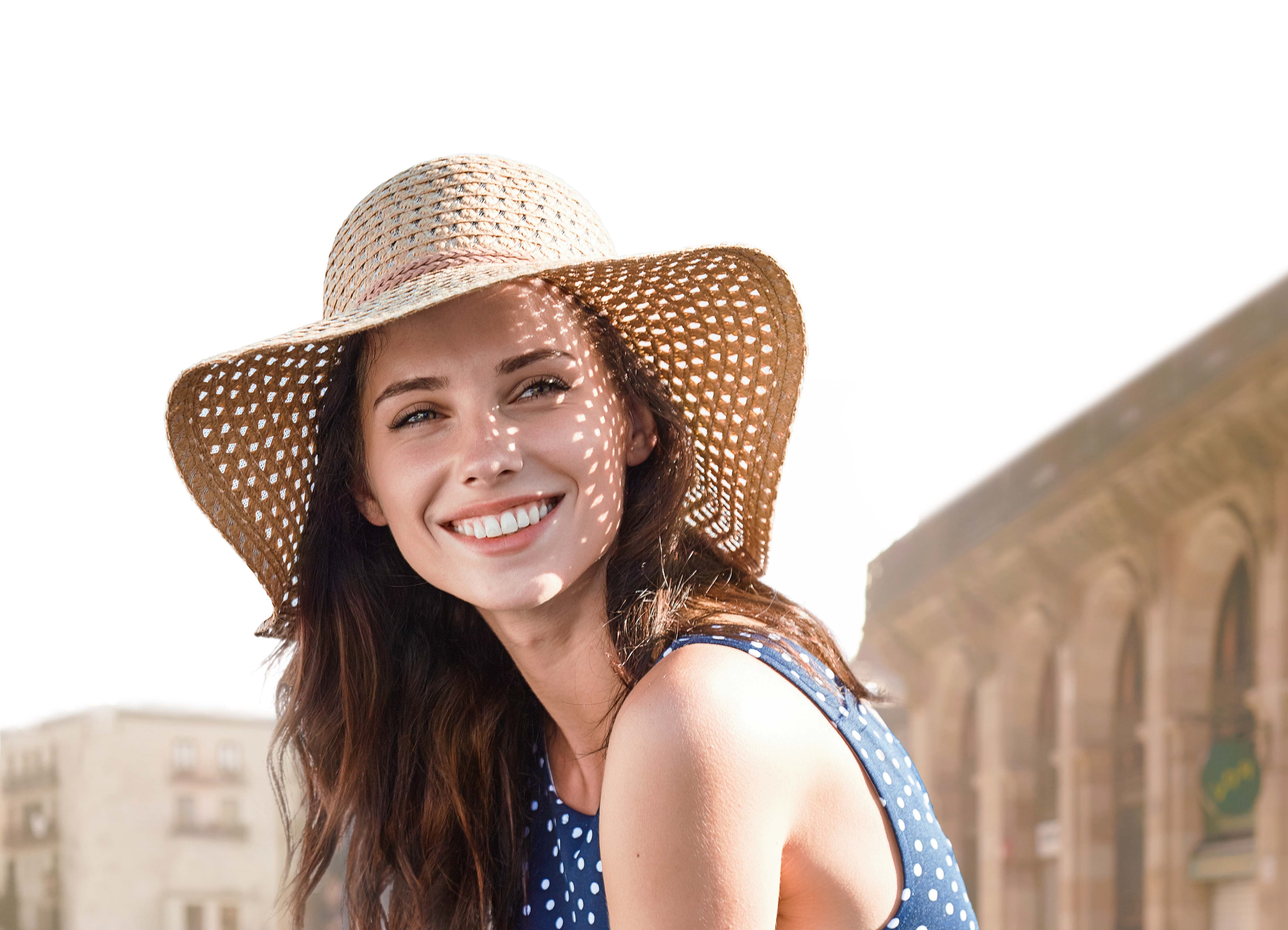 mulher de chapéu na cidade