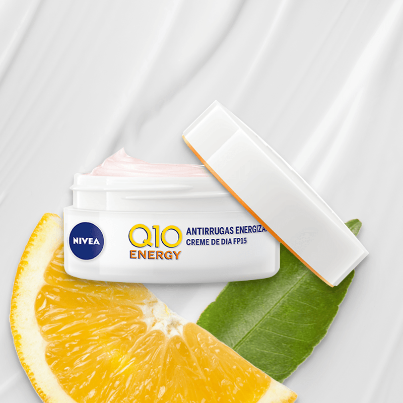A embalagem apresentada contém a fórmula avançada com coenzima NIVEA Q10 